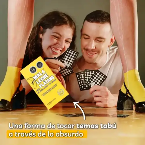 dos amigos jugando mala leche con platano debajo de dos piernas