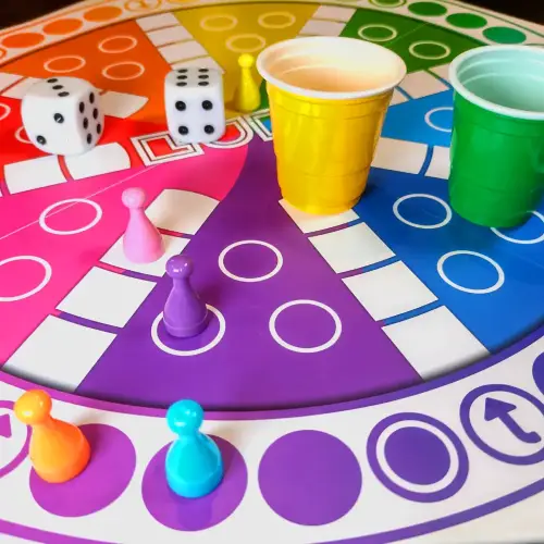 tablero lud8 con fichas dados y vasos de shot