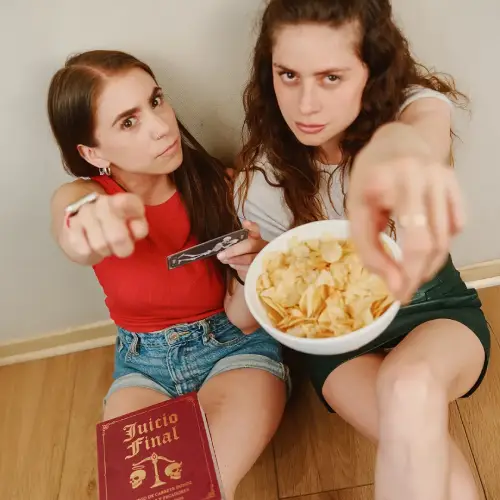 dos amigas juzgando a camara con juicio final