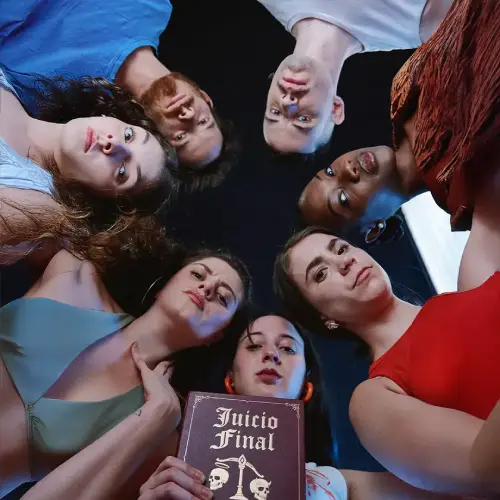 grupo de amigos juzgando a camara con juicio final