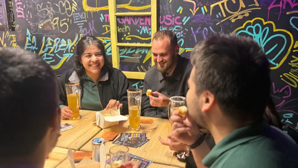 Grupor de amigos jugando cultura chupistica en un bar scaled 1